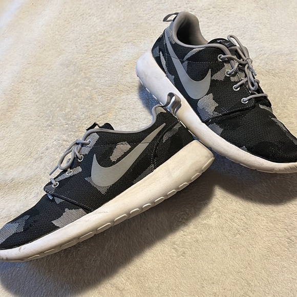 Women’s Nike Roshe One Jacquard Print - Size 11 - Picture 12 of 13